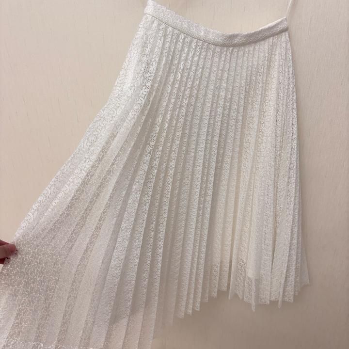 Белая плиссированная юбка из ажурной ткани