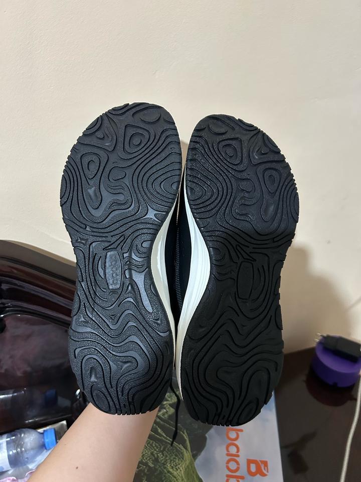 Чёрные кроссовки от бренда Li-Ning, соответствующие модели «Walker».