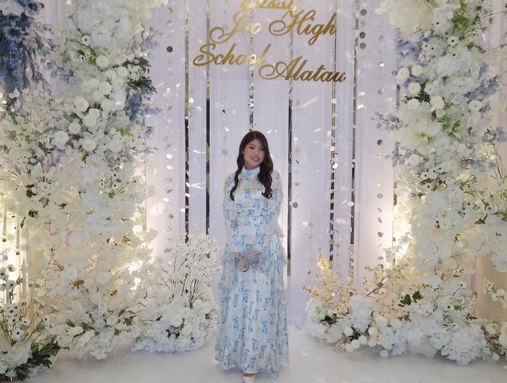 Длинное красивое атласное платье