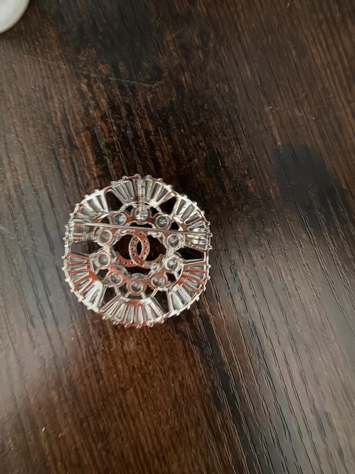 Брошь на одежду . Chanel .
