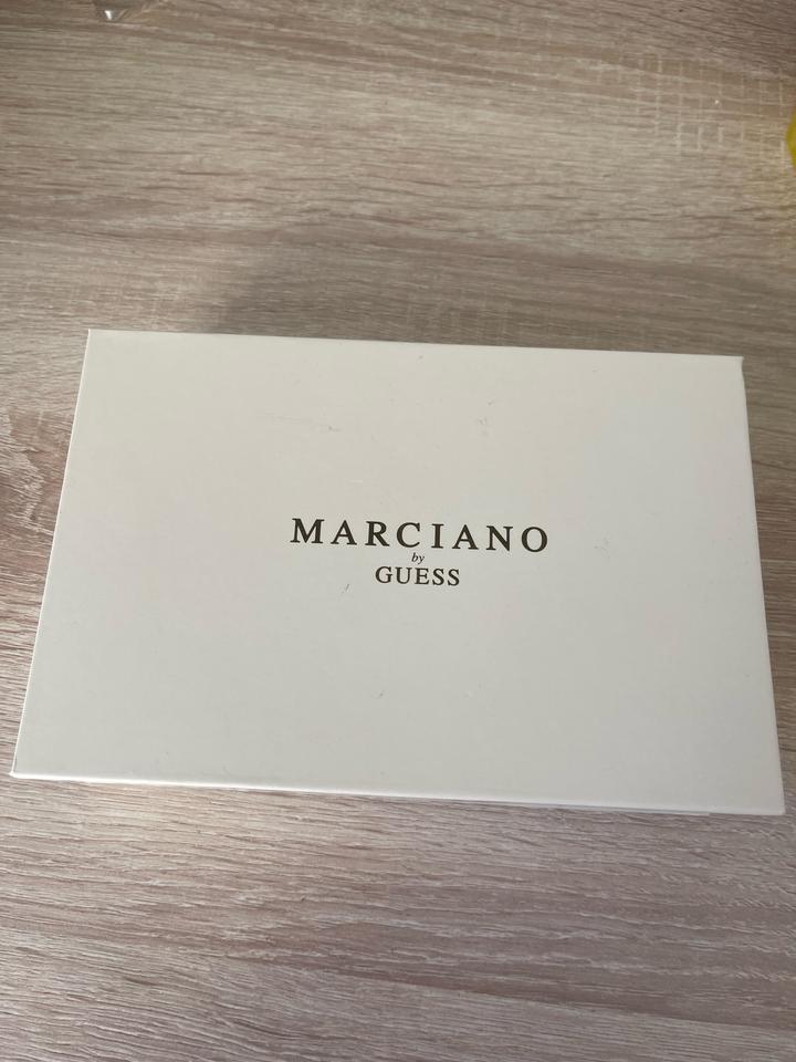 бежевая сумка GUESS