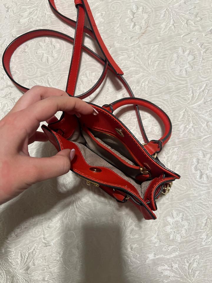 Сумка Michael Kors Hamilton XS Mini Satchel в ярком красном цвете.