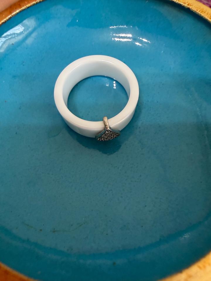 Стильное белое кольцо с камнями