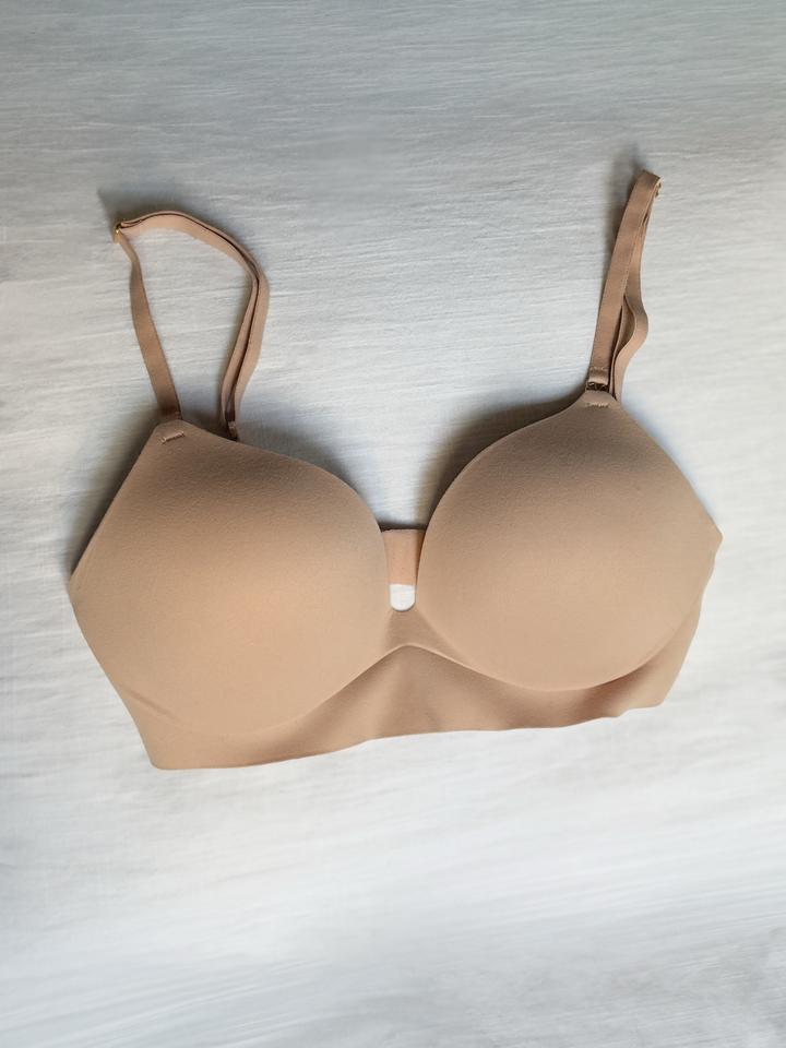 Бескаркасный бежевый бюстгальтер Victoria's Secret 32D/70D