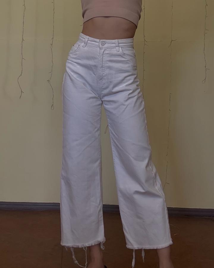 Белые джинсы на высокой посадке Bershka