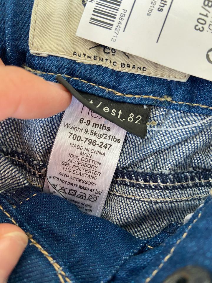 Джинсы Бренда Next с подтяжками, размер 6-9 месяцев.