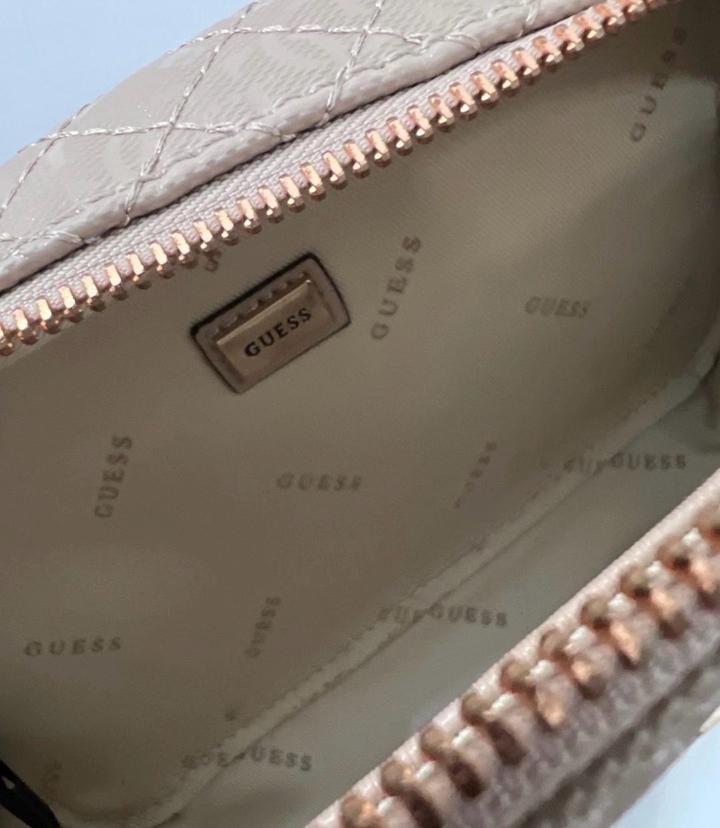 Сумка от бренда GUESS