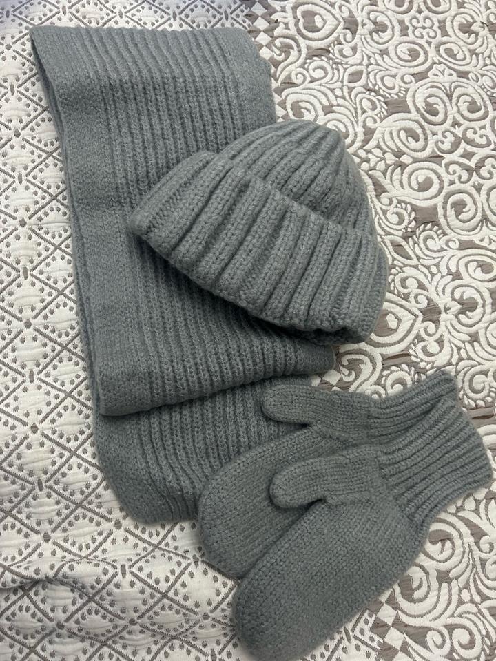 Комплект шапка, шарф и варежки
