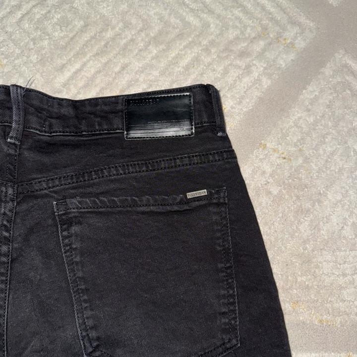 темно серые джинсы pull&bear