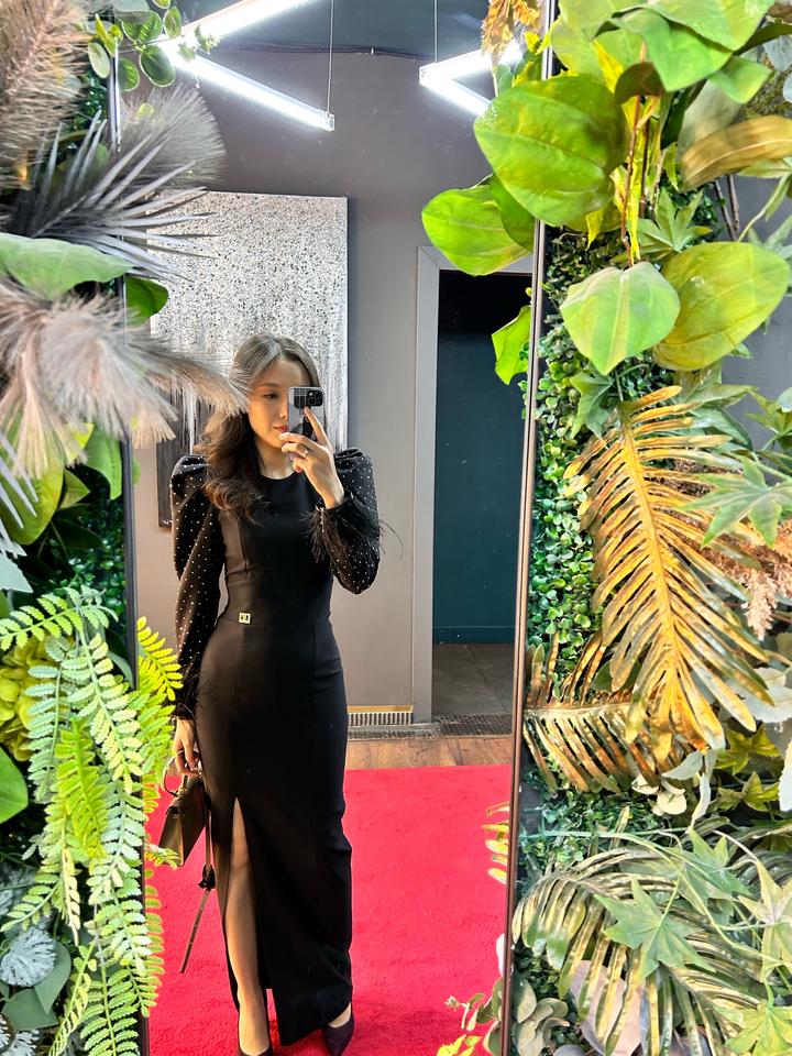 Вечернее черное платье с перьями и с стразами