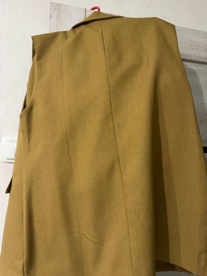 Горчичный костюм без рукавов