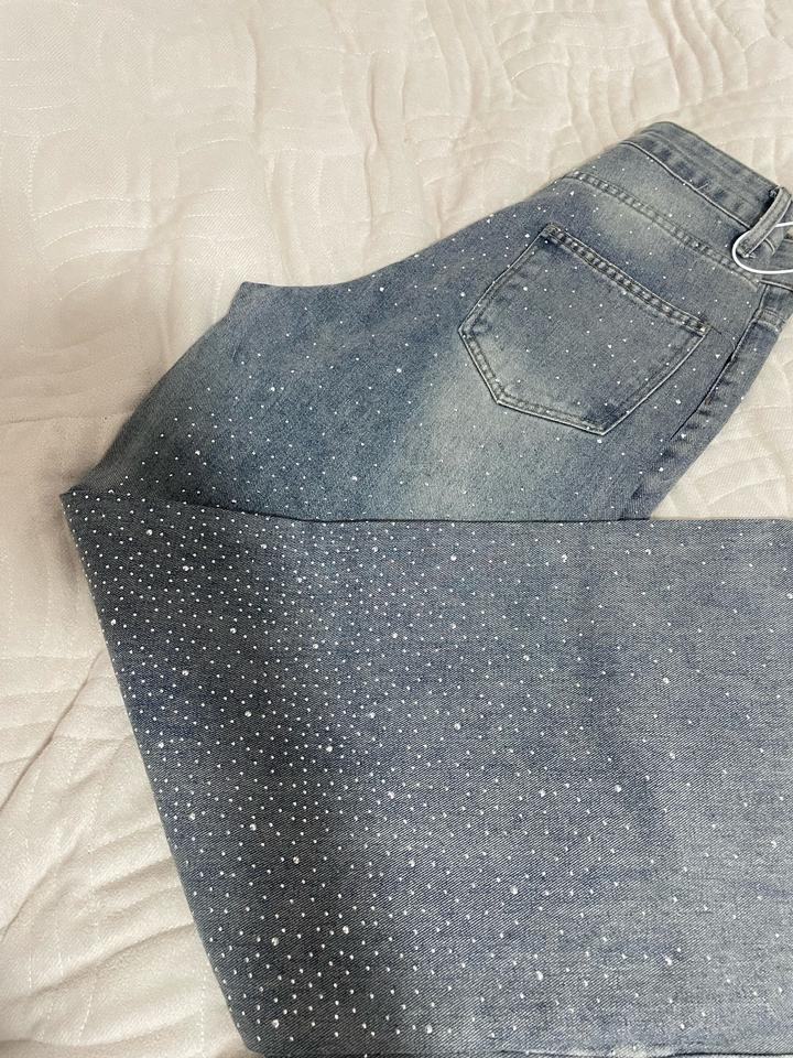 Продам новые джинсы в стразах с биркой
