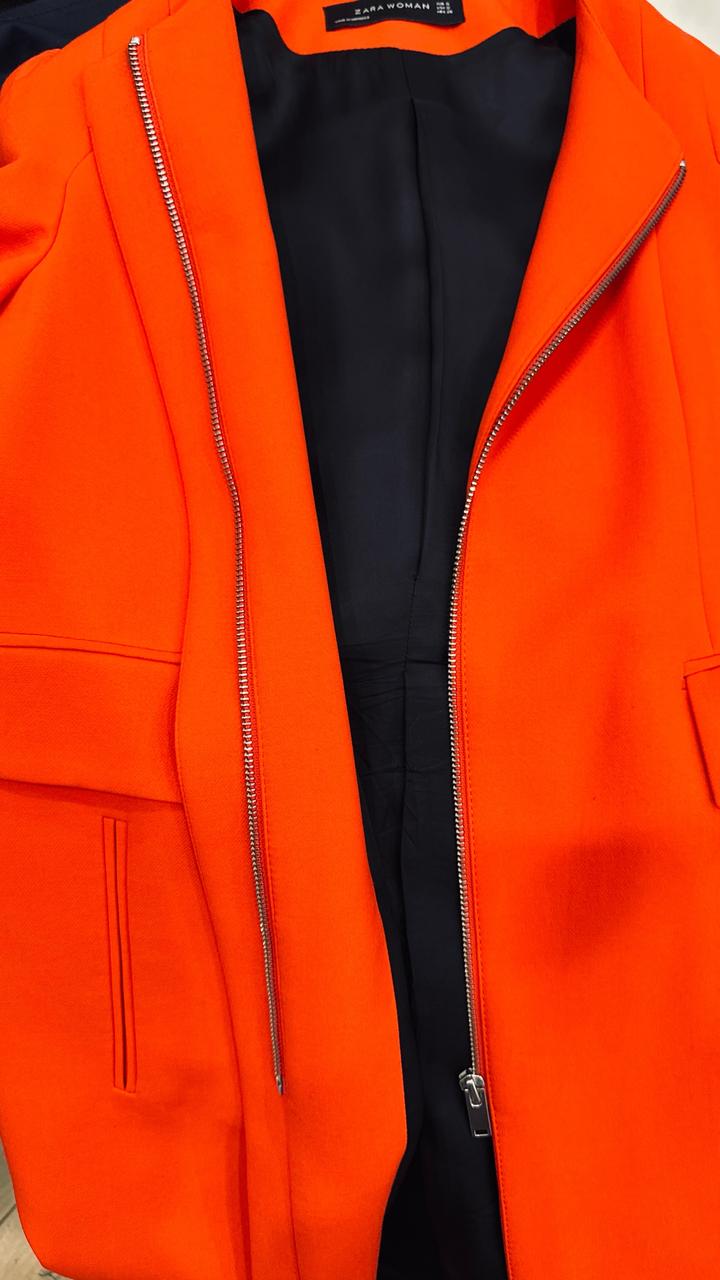 Красный пиджак на замке от Zara