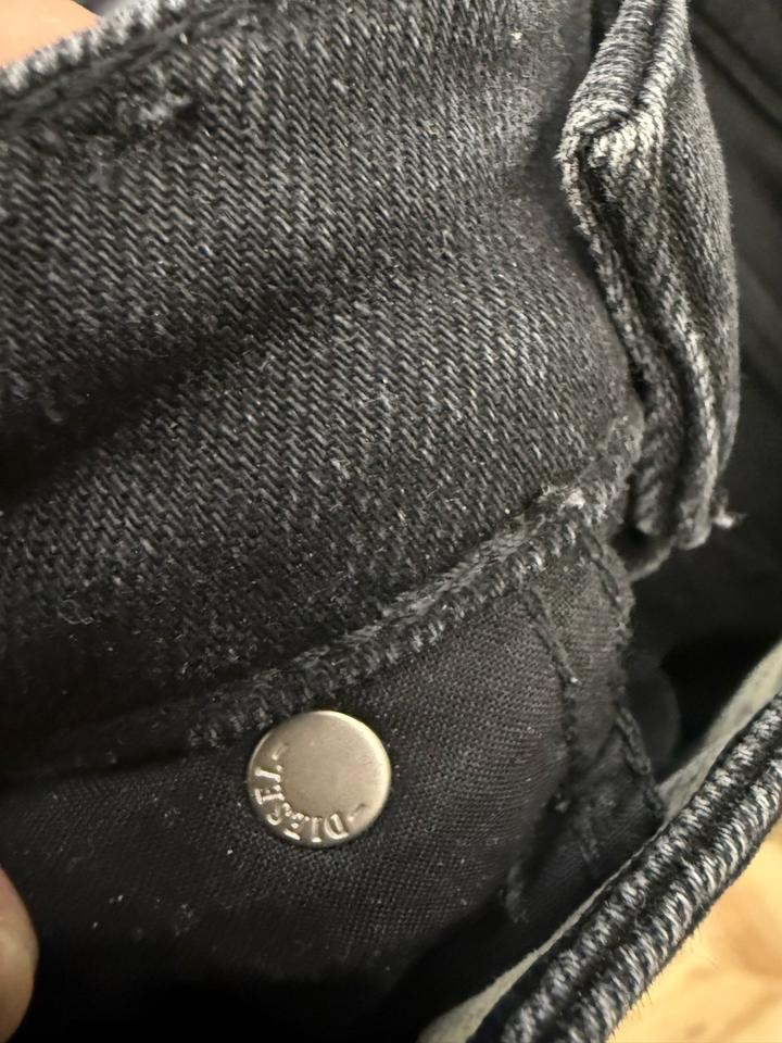 женские джинсы бренда Diesel имеют застежку на пуговицы и декоративный разре