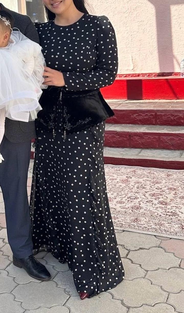 Черное платье в горошек
