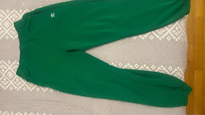 Зелены спорт костюм Адидас