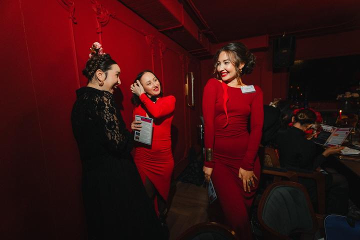 Красное платье обтягивающее