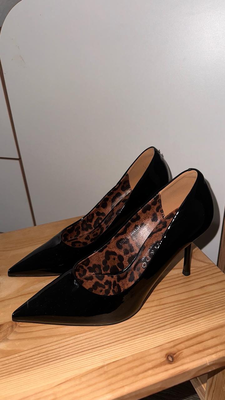 Туфли лодочки лаковые черные COMIDO