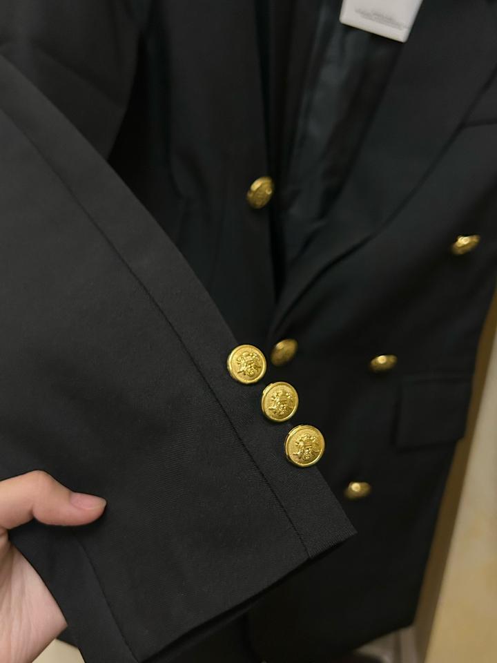 Новый пиджак с золотыми пуговицами
