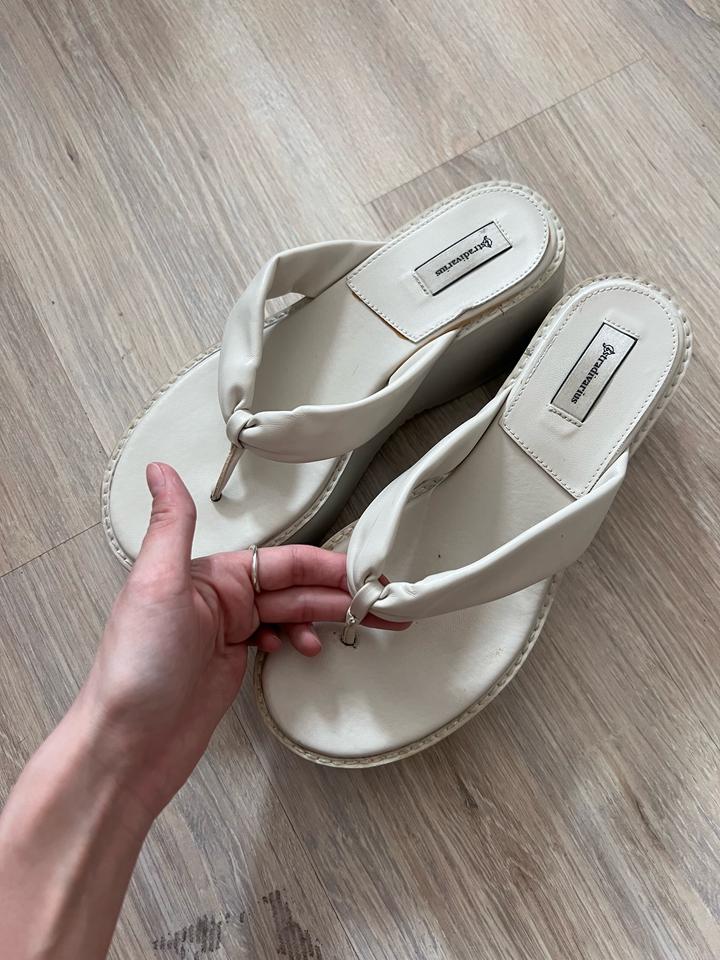 Босоножки через палец