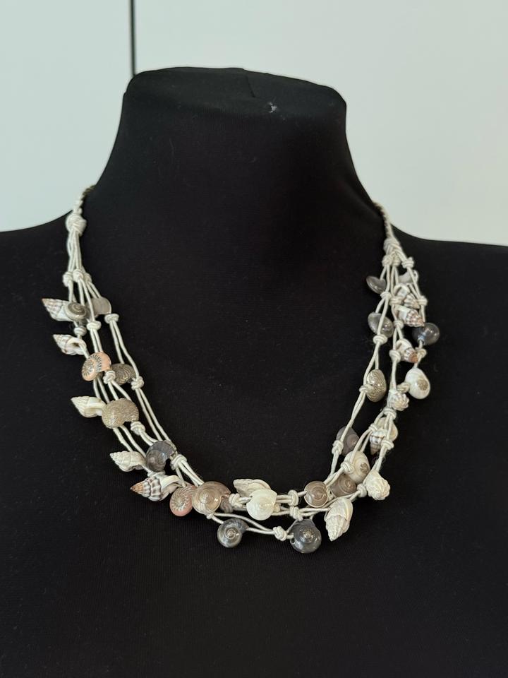 Бусы с ракушками