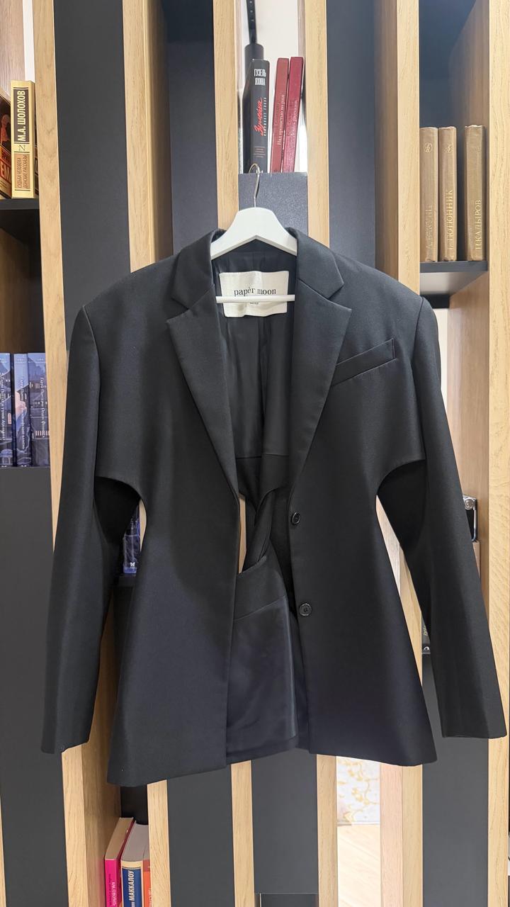 Черный пиджак с разрезами от Papermoon