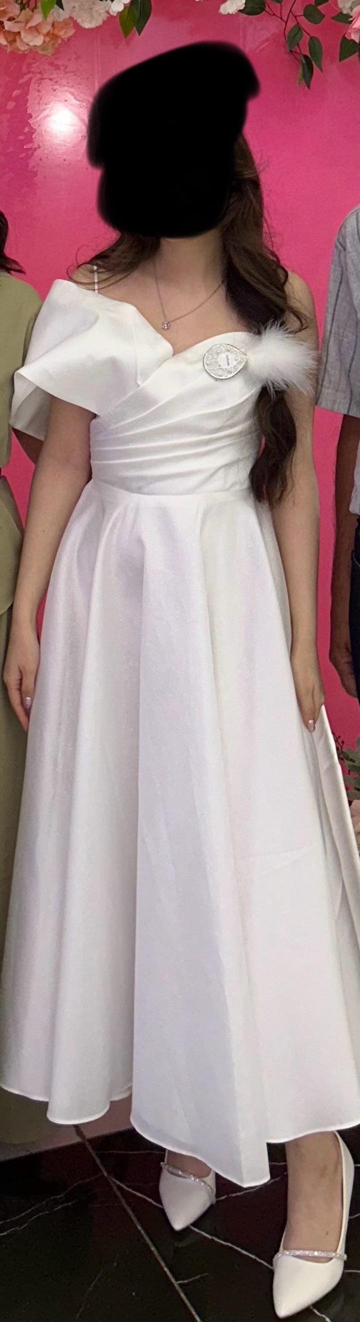 Белое вечернее платье