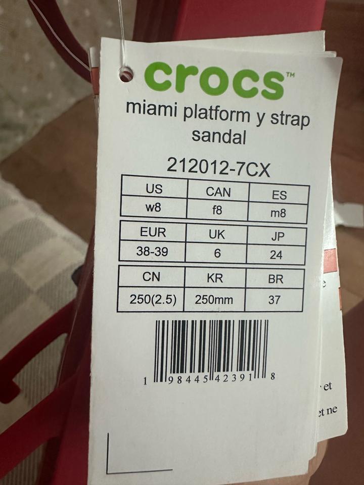 Красные босоножки Crocs