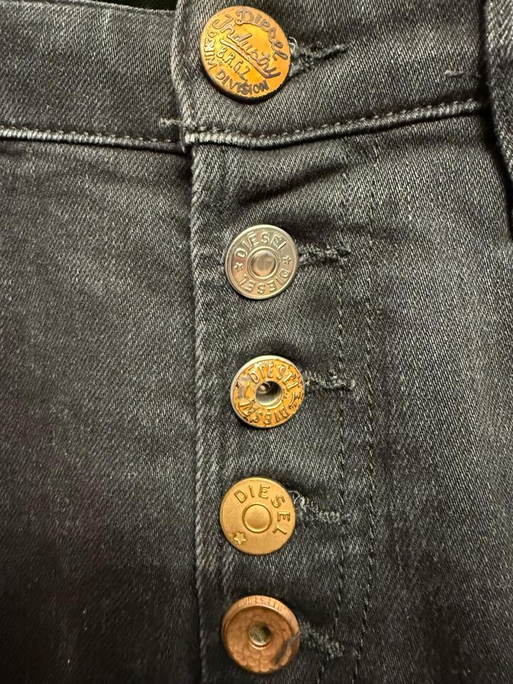 женские джинсы бренда Diesel имеют застежку на пуговицы и декоративный разре