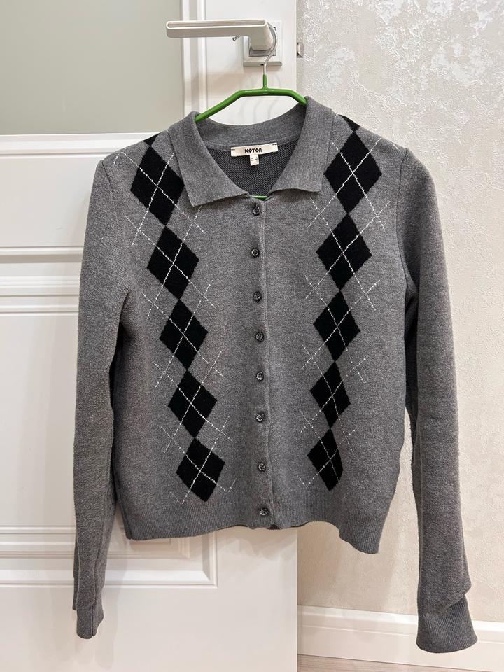 серый свитер