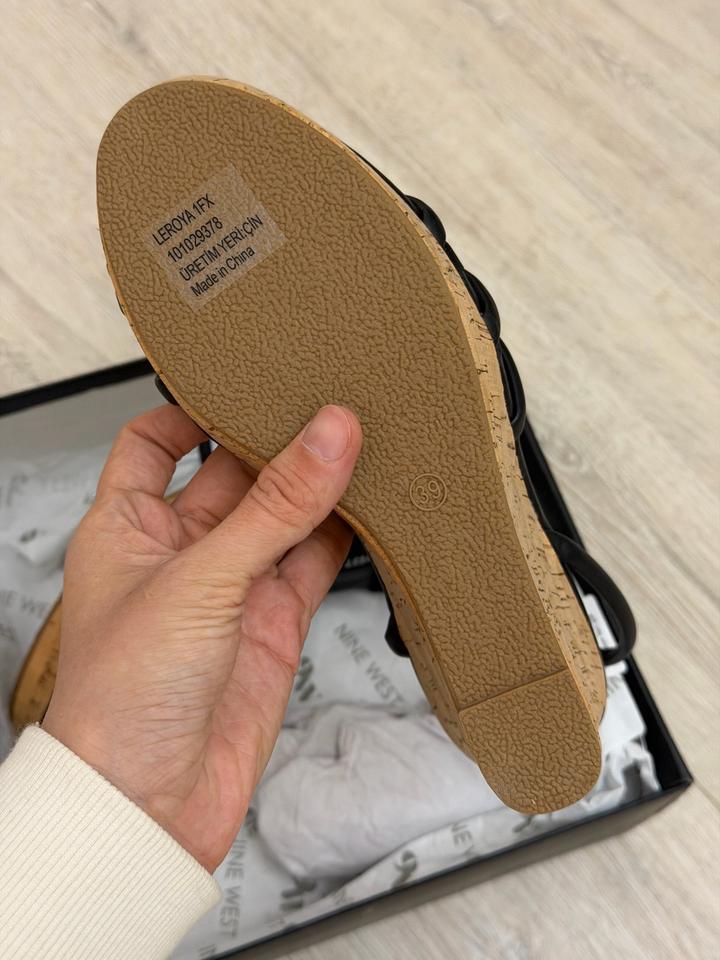 Женские босоножки