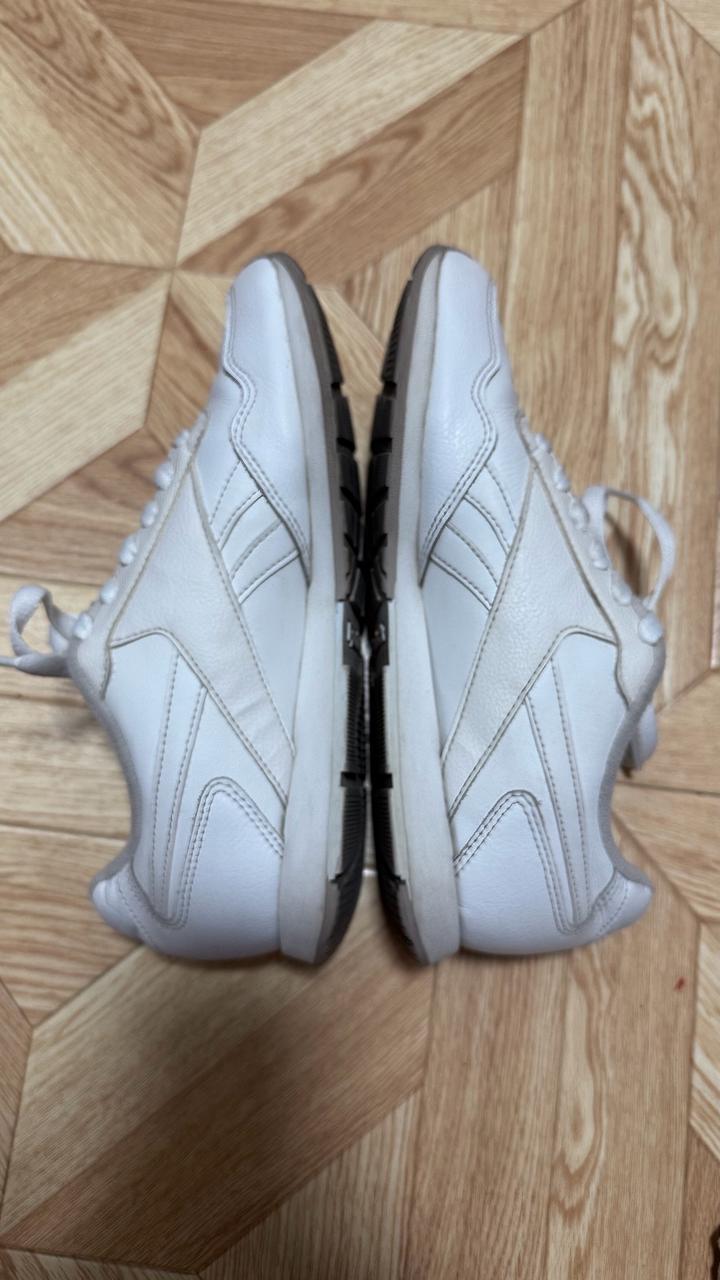 Белые кроссовки Reebok