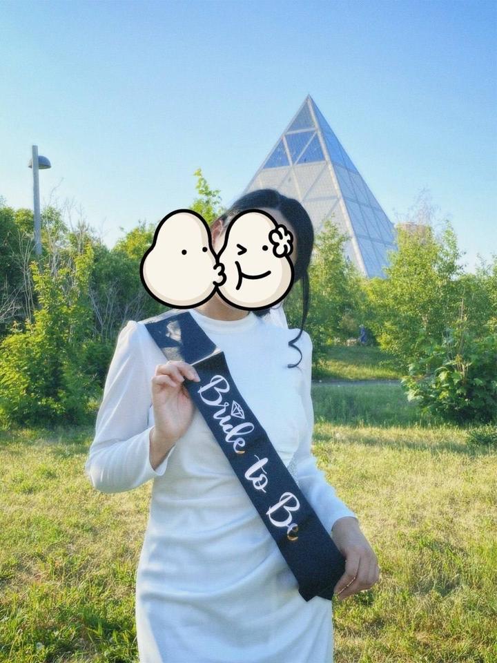 Белое вечернее платье