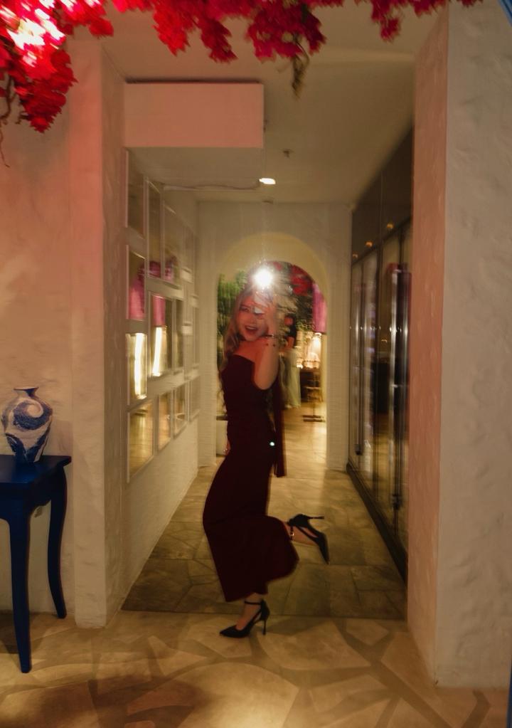 Бордовое платье от Shopifly, с шарфом и перчатками