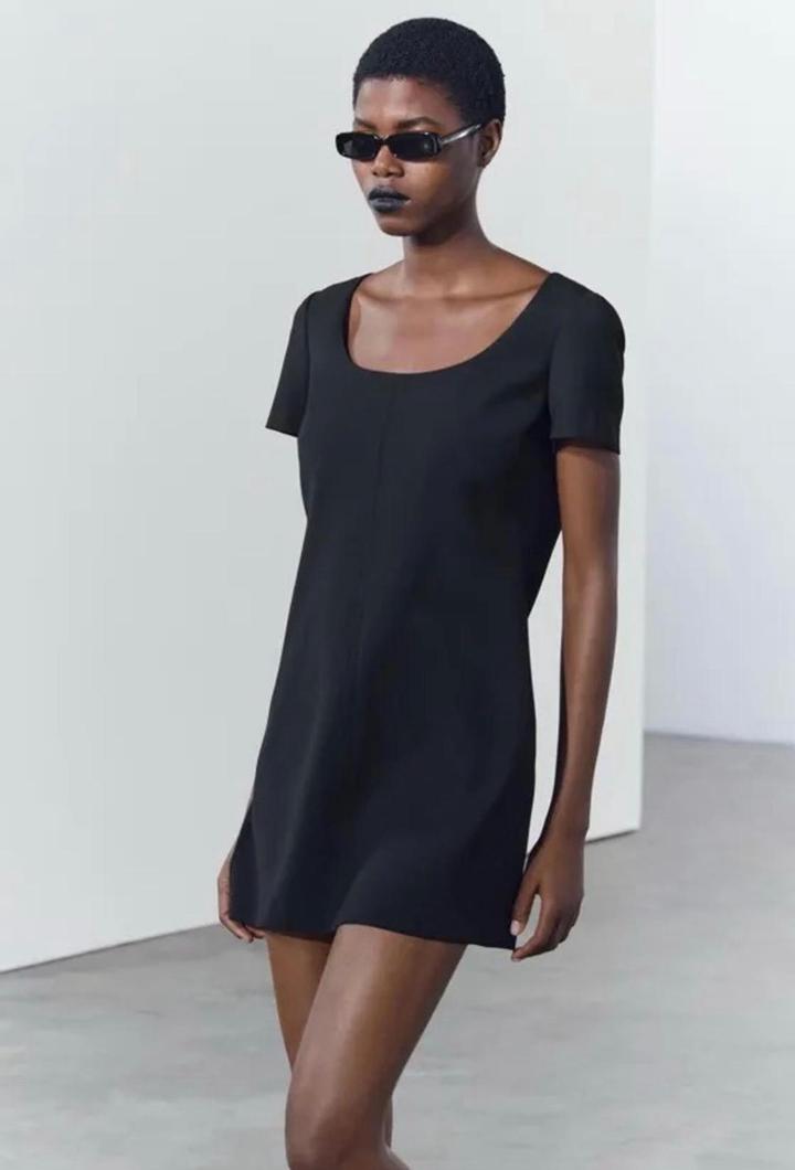 Короткое черное платье