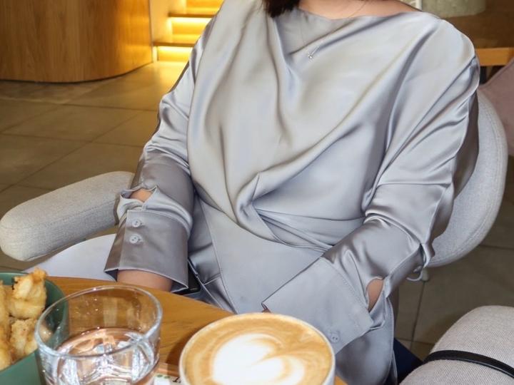 Атласная двойка в серебристом оттенке