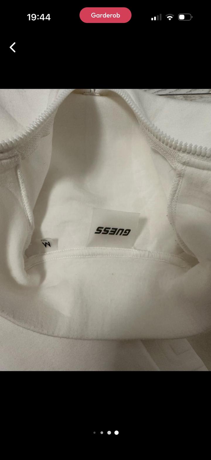 белая кофта guess