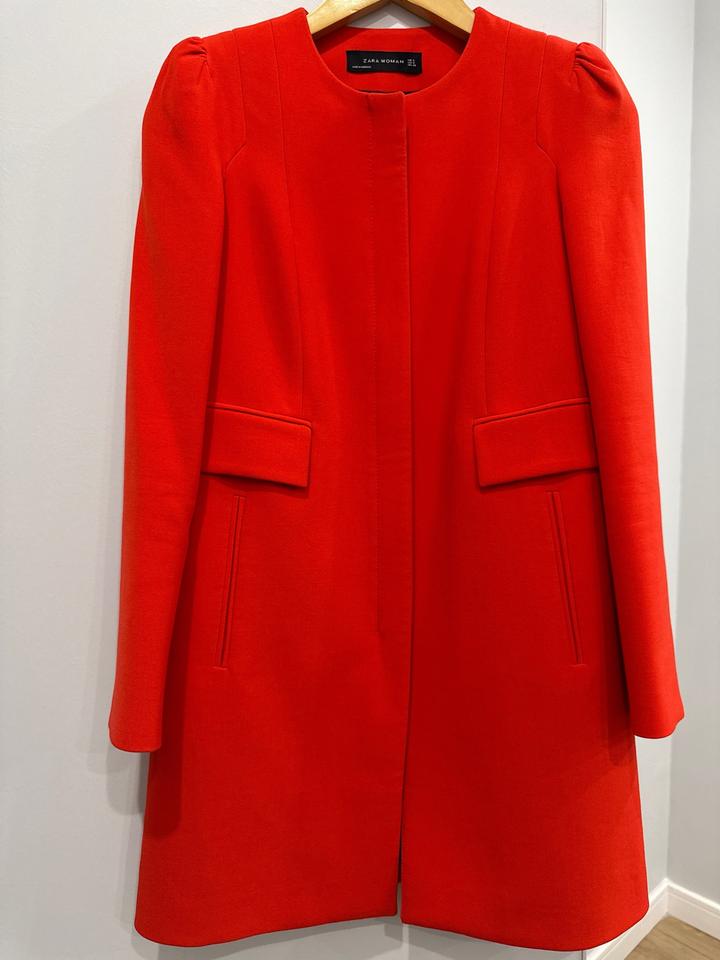 Красный пиджак на замке от Zara