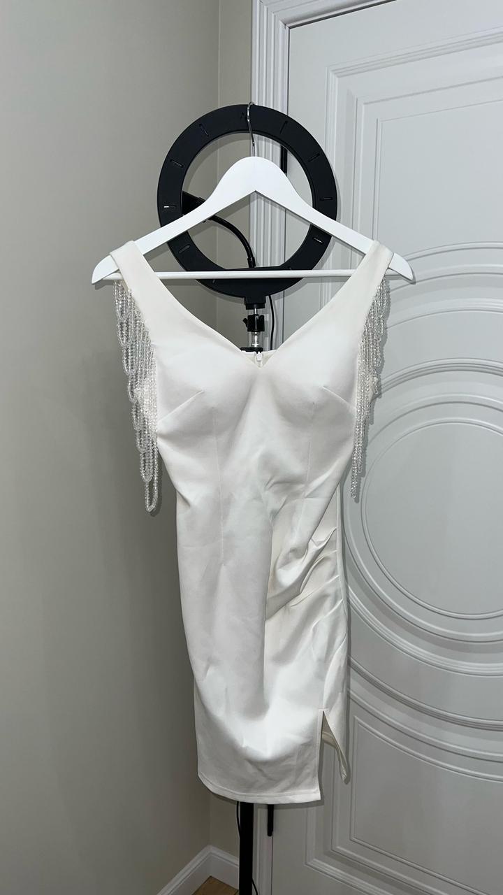 Белое платье с камнями