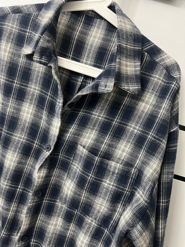 Рубашка свободного кроя.