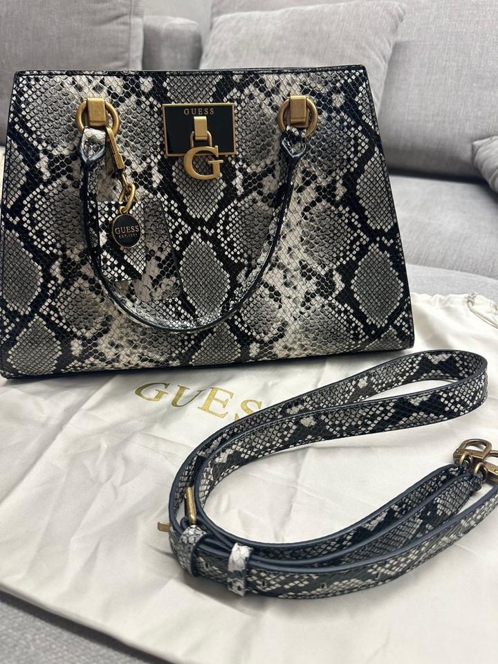 Сумка под питона от Guess