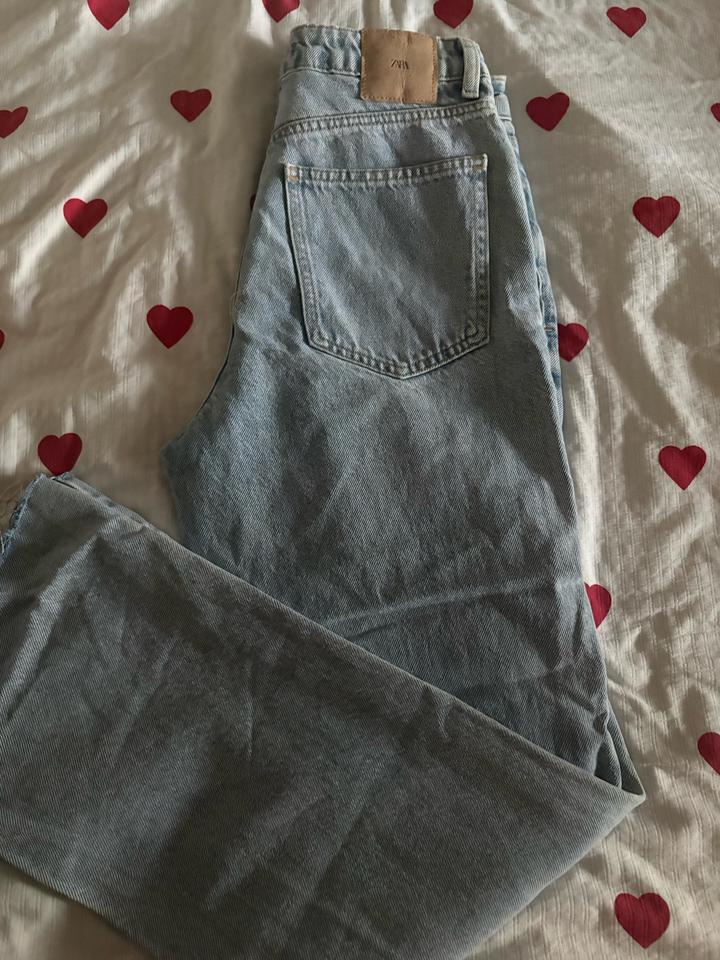 голубые джинсы Zara
