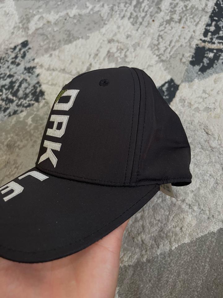 Oakley cap