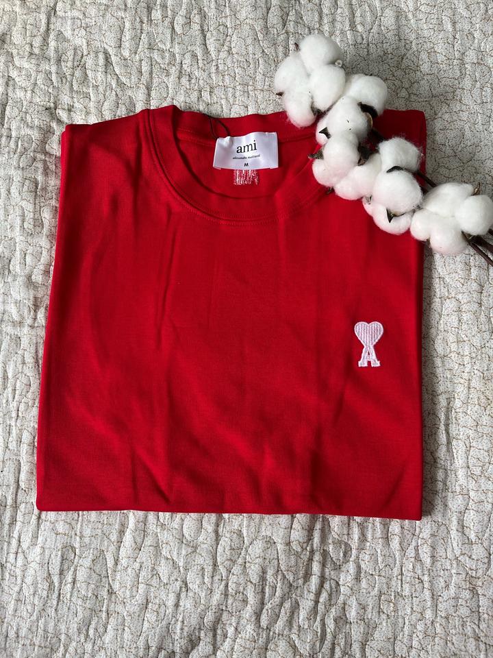 Футболка красная.