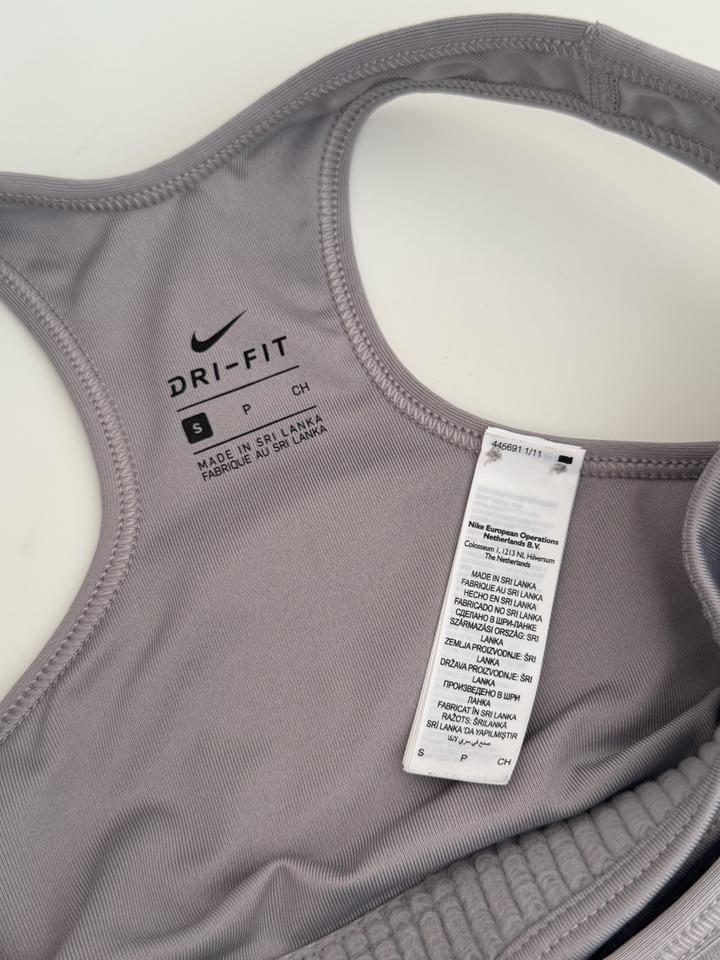 Топ бра спортивный Nike