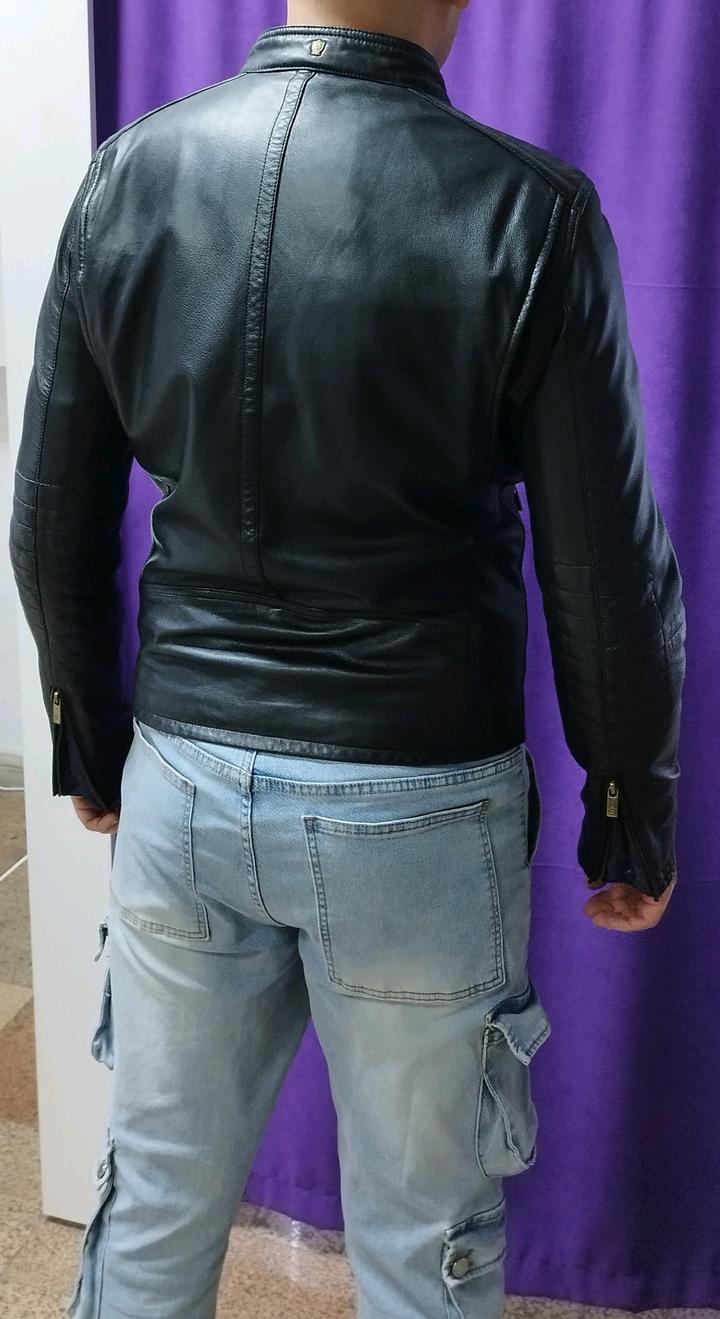Кожаная куртка Massimo Dutti.
