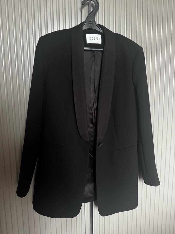 Элегантный черный брючный костюм Claudie Pierlot Paris.