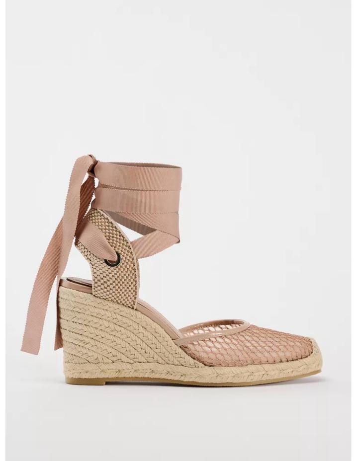 Босоножки на танкетке