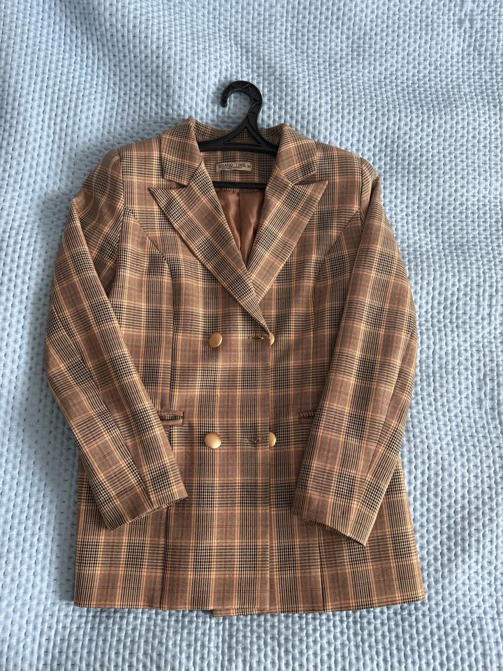 Пиджак в бежево-коричневую клетку