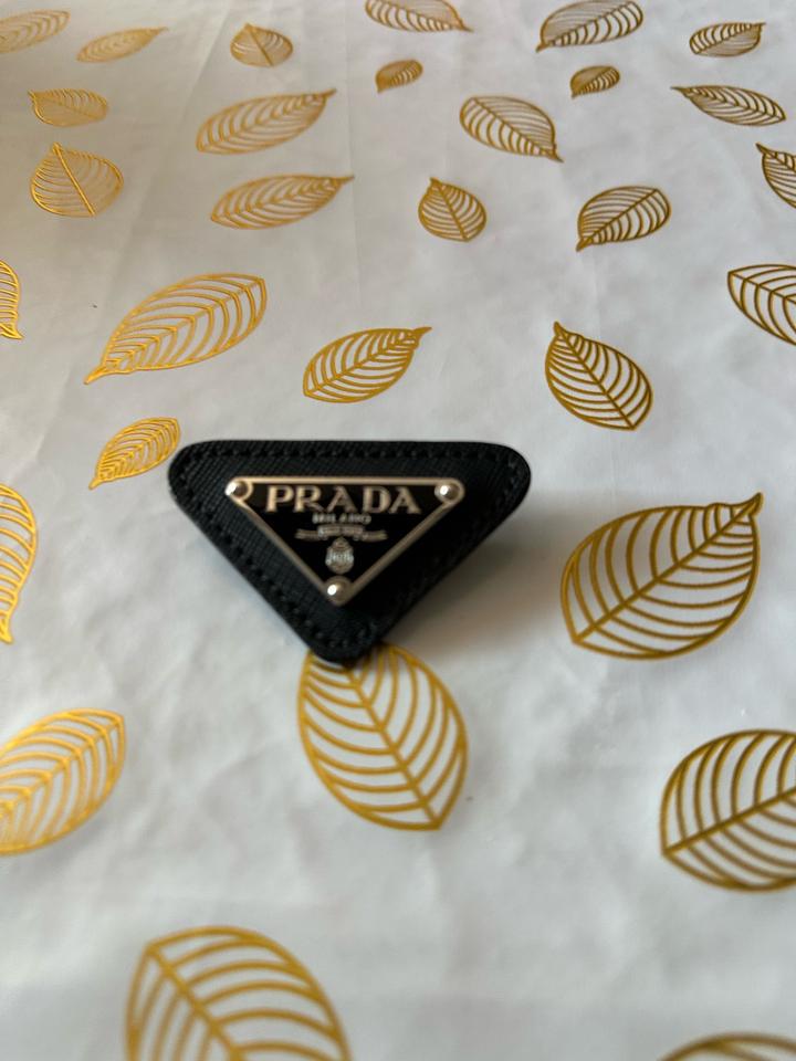 брошка Prada